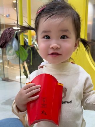 hey my girl 请你再靠近我一点点 #骗你生女儿 #࿆࿆古࿆灵࿆精怪࿆小࿆可爱 #小吃货的日常 #恩恩日记