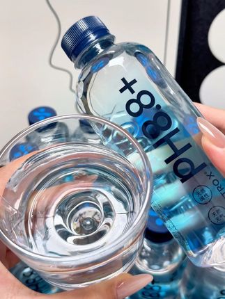 堪称水中迈巴赫的天然苏打水,BBA 车主后备箱的标配#粒刻天然苏打水 #车主必备#天然苏打水 #办公桌必备 #高颜值水