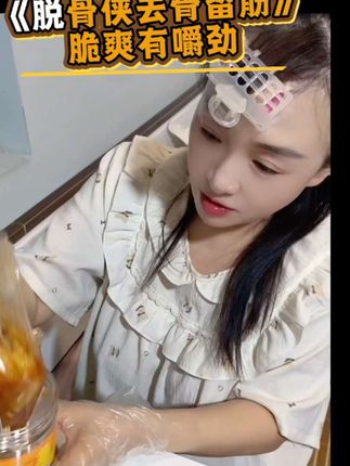 #来给生活比个心每天都要甜甜的 还是那个品质,还是那个味,酸酸辣辣吐不下。无骨鸡爪,买着放心,吃着过瘾。迷你罐小包装,分量刚刚好,多种口味。平时带上一个吃可方便了。还有一个小辣包,分量非常足,够好几个人吃的。
