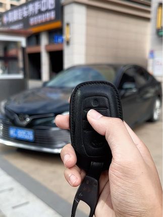 丰田专用的钥匙套,可以保护原车钥匙磕碰,手感也好,不影响钥匙遥控信号#丰田 #凯美瑞 #钥匙套