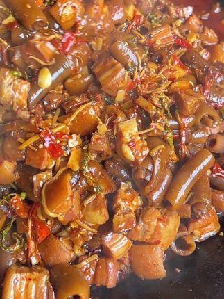 今天滴五花肉坨坨炖腊肉皮又煸好了,佐料都放到位了,直接加开水煮几开就可以吃咯,简单又方便,经济又实惠#火锅食材 #腊心肺火锅乡村大锅煮出人间美味 #宜昌本地菜推荐#舌尖上的乡愁#腊肉