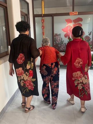 娘大闺女二闺女轻轻牵着娘的手,脚步慢悠悠地往屋里走。三闺女跟在后头镜头悄悄拍乐在脸上暖在心里头。娘的脸上笑微微,闺女左右把娘陪,寻常日子寻常景,满是亲情多珍贵