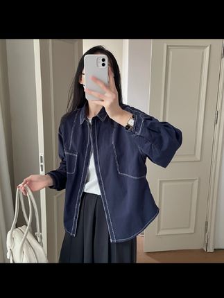 喜欢衬衫又觉得太正式的老铁来看看这件设计感十足的衬衫,它的亮点就在于这些明线装饰,让整件衣服看起来更年轻、更时尚,而且它还经过了成衣水洗,上身特别舒服,不管是上班、约会还是逛街都能穿。如果你想要一件既好看又实用的衣服,那就赶紧入手吧!