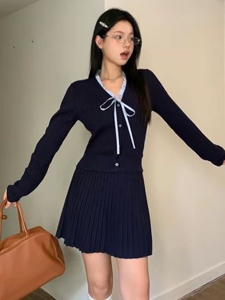 2025春秋新款v领针织上衣套装裙女减龄显瘦穿搭高级感独特两件套#高级感 #洋气减龄 #秋季穿搭 #显瘦穿搭 #谁穿谁好看