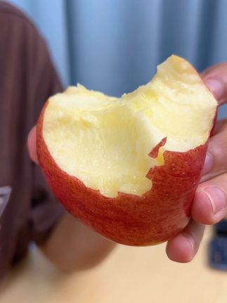 请你吃苹果🍎这个苹果还没洗呢,打开就直接吃了,又香又甜,还脆脆的非常多汁#新鲜采摘 #脆甜多汁 #水果 #新鲜水果 #强烈推荐