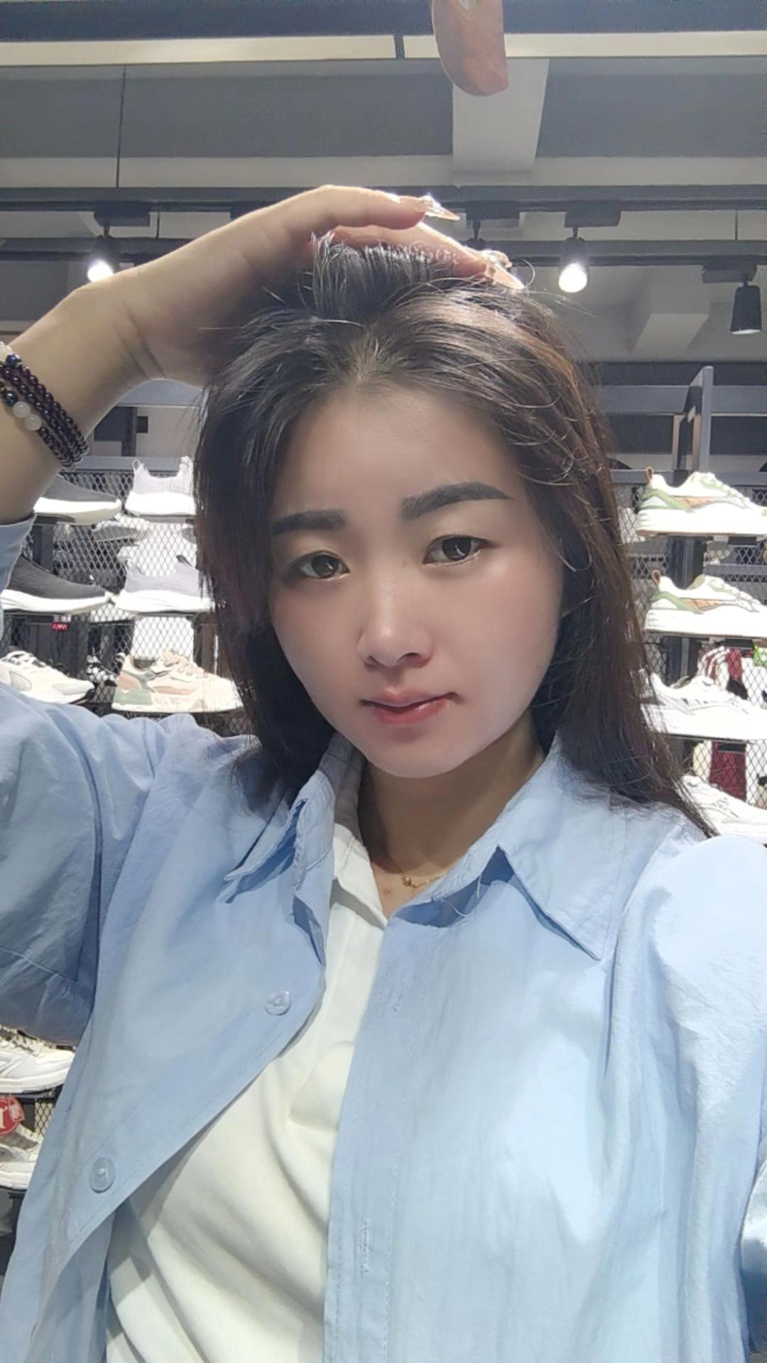 成熟吗,半条命换的, 懂事吗,半个青春换的 我也有心事,但谁也不能说, 因为我知道,言一出泪必落