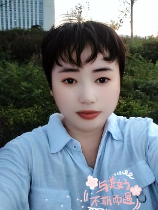 阳光洒在孩子身上,他笑起来眼睛弯弯的,像草地上盛开的小太阳#短剧有好货推荐 #海姆立克防噎仪