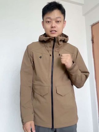 #男生穿搭 #夹克外套 龙牙隐之潜狼夹克外套软壳的上身非常舒服,夹克版型上身百搭还好看,一个好衣服穿到哪都是舒适区,很帅的一件衣服#外套 #冲锋衣 #品质男装