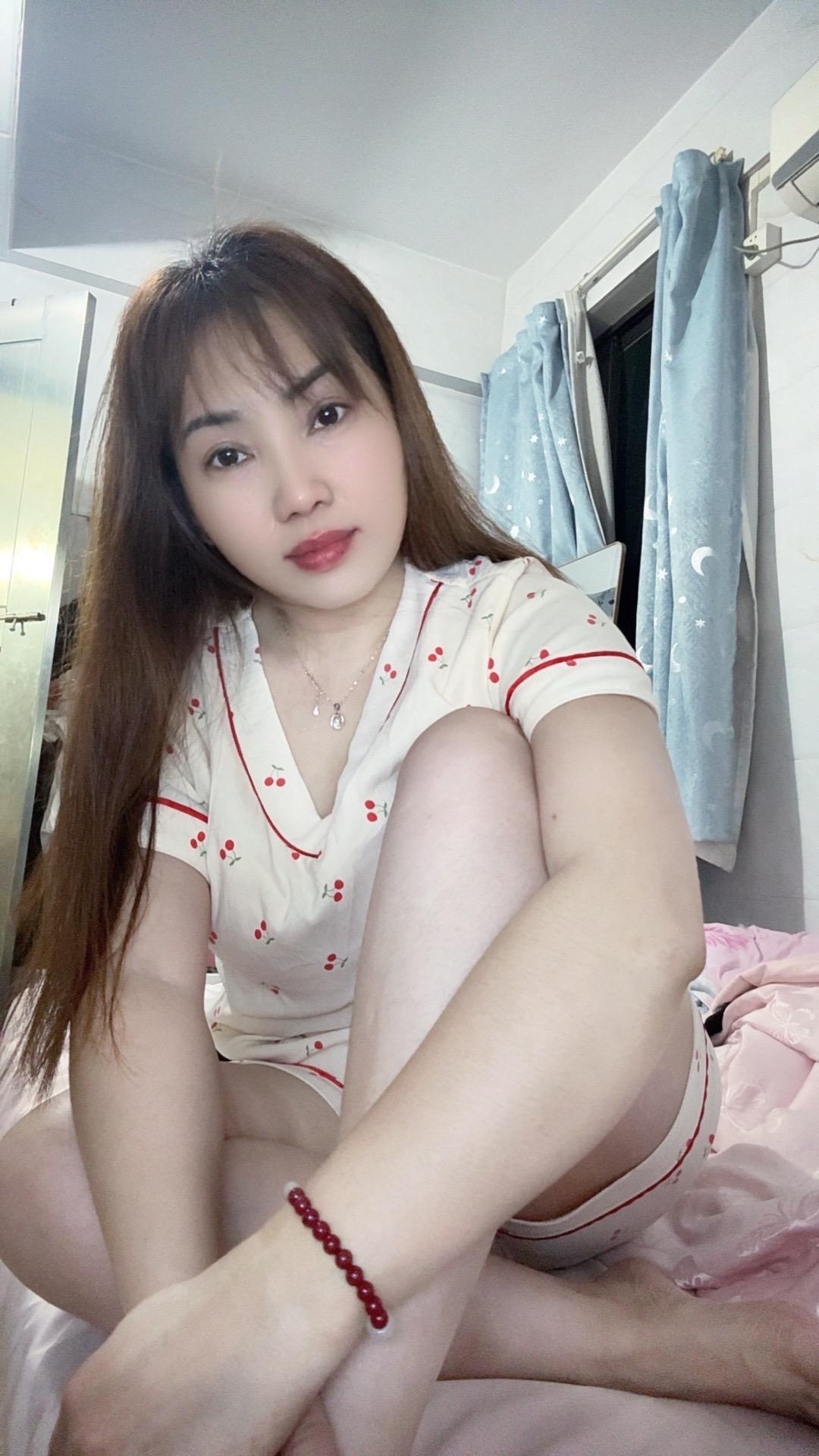 一天24小时,我上班14小时,工作占据了整个生活,每天下班回来就洗澡睡觉,每天重复循环,没有双休,没有社交,就连出门的欲望都越来越少了,生活好像不应该这样,却又只能这样,挣钱成了目标,最后却忘记了如何生活,能打败我的从来不是生活,而是生活费。