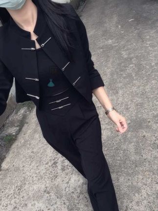 “现在的我,习惯任何人的忽冷忽热,看淡所有的渐行渐远。这个世界本就不完美,做好自己就好,晚风吹人醒,万事藏于心,学会释怀才是与自己和解。”