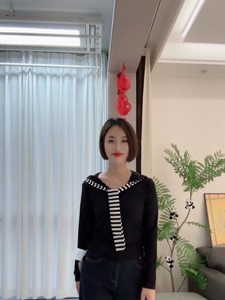 海军领披肩设计,正肩剪裁显瘦不挑身,穿出独特时尚感,日常通勤都吸睛~#显瘦穿搭 #早秋新款