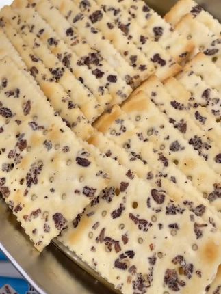 悦悦开心黑麦海盐苏打饼干咸味芝士无蔗糖零食粗粮:/ 代餐#纯手工制作美食 #好吃到停不下来 #追剧必备零食 #健康零食