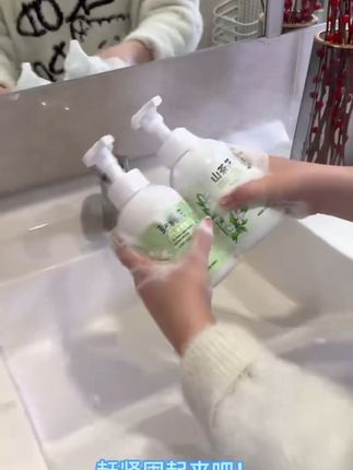 这款洗手液小朋友也可放心使用,你们猜它到底有多温和 这款洗手液就非常好用,它的泡沫十分绵密细腻,搓揉的时候非常舒服,就像被云朵包裹一样,洗完之后也不会感到紧绷不适!#洗护好物 #洗手液 #泡沫洗手液补充装 #持久留香 #好物分享