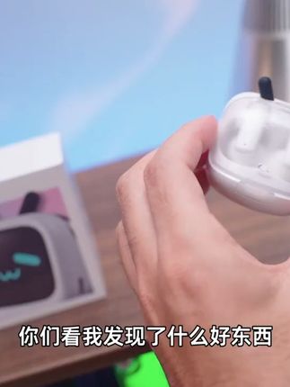 小电视耳机,边听歌边看弹幕,太爽了! B站联名款耳机来咯!音质好、颜值高,还有专属定制内容哦~#周杰伦痛车也是坐上了#带脏辫的假面骑士盲盒也太帅了#被灵笼卡牌变装美到了#万物皆可是月饼#武林外传中秋礼盒开箱