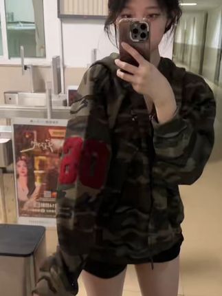 穿上它,街头潮流就是你的主场! 秋冬必备!这款潮流单品让你轻松凹造型~快来看看吧!!!#秋季穿搭#迷彩#男女同款#卫衣#男生秋日有效穿搭