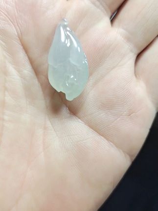 绝美翡翠挂件,让你瞬间提升气质! 想买高品质饰品却不知咋挑选?这款产品帮你解决难题!放漏666冰种#精致女人必备 #女生必备 #首饰分享 #珠宝首饰 #年龄一到中式玉石审美就觉醒了