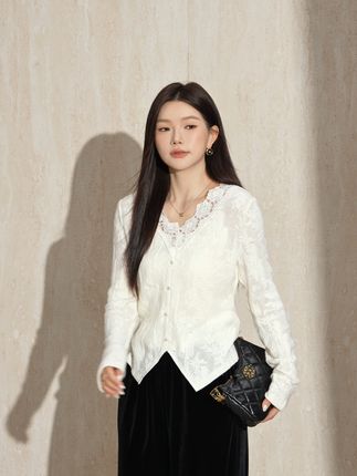 大码优雅不臃肿,V领蕾丝显瘦秘籍! #秋冬穿搭 #秋季穿搭 #大码女装 #针织衫 #来双11解锁秋冬本命穿搭