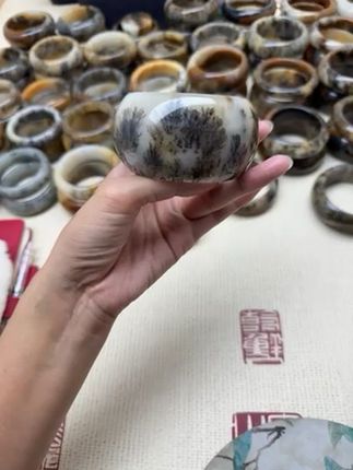 时尚草花手镯,让你瞬间提升气质! #佘太翠草花手镯#天然玉石 #意境美 