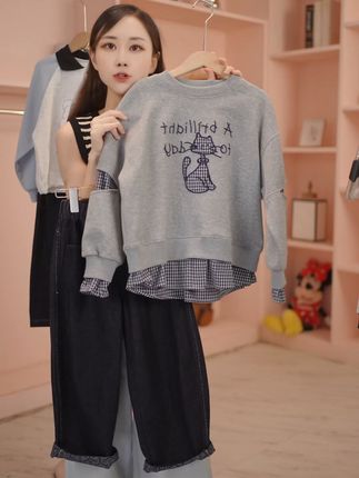 宝贝穿上这件卫衣,早秋也能暖暖哒! 秋冬季节也要时尚穿搭!#女童穿搭 #面料柔软舒适 #早秋穿搭 #女童卫衣 #国庆穿搭这就开始预备了
