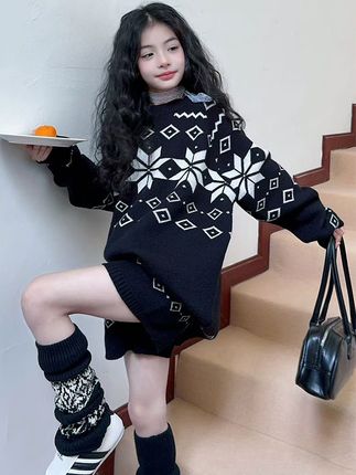 宝贝穿上复古毛衣套装,妈妈再也不担心换季退换难题了! 秋冬季节必备!这款套装上身效果超棒!关键现在有运费险活动,喜欢就赶紧冲吧~#女童穿搭#面料柔软舒适#秋冬穿搭#女童套装#被秋日氛围感穿搭拿捏了