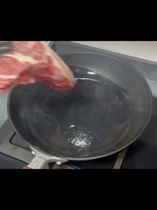 沉浸式煎牛排,厚切眼肉味道是挺不错的呢#眼肉牛排
