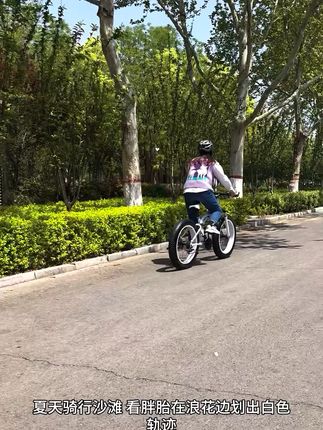 轻松翻山越岭,坏掉也能免费退! 拒绝平庸,骑行就要自带焦点!大轮胎自行车的超宽胖胎自带视觉冲击力,搭配车架与潮流配色,无论是停在街头咖啡馆旁,还是出现在社交动态里,都能瞬间吸引目光。#hosquick自行车 
