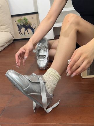 穿上这双软底鞋,逛街一整天都不累! 姐妹们!这个鞋子真的太好穿了!!关键现在有运费险!可以放心冲啦~#跟着白昼小熊DL摇打开恋夏风 #夏日轻氧感穿搭给视觉降降温 #围观红人神级出片现场 #摆脱路人感的小个子女生穿搭 #轻松get松弛感穿搭