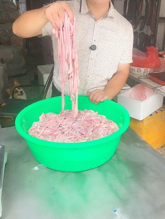 农家土猪鞭,鲜美大补,滋补佳品! 今天又做了几道菜,有喜欢吃肉的朋友吗?喜欢就评论区留言吧!#食材推荐 #地方特色美食 #广西特产 #新鲜猪鞭 