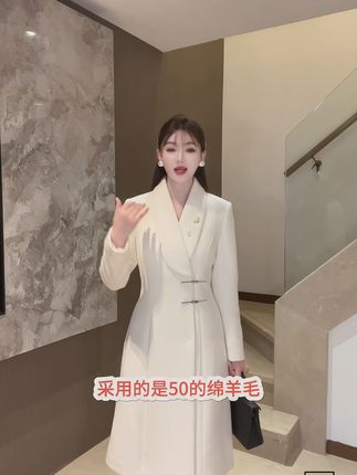 穿上这件大衣,通勤美美哒!包邮退货无忧 姐妹们!这个冬天一定要给自己安排一件高品质的大衣呀!!!这款大衣真的太好穿了~而且是包邮发货哦~还有运费险!可以放心入哈~#舒畅的入秋穿搭都是琥珀系#请欣赏赵露思的今日穿搭#谁能拒绝舒华cleanfit风#戚薇琥珀流光秋日氛围感#内娱琥珀系中女的力量感