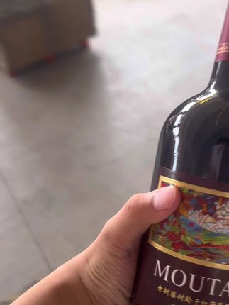 中秋送礼佳选,茅台老树红酒包邮退货无忧! 茅台出品 必是精品 而且包邮哦~还有运费险呢!可以放心下单啦!!#微醺时刻 #茅台葡萄酒 #送礼佳品 #性价比超高 #你的中秋团圆搭子前来报到