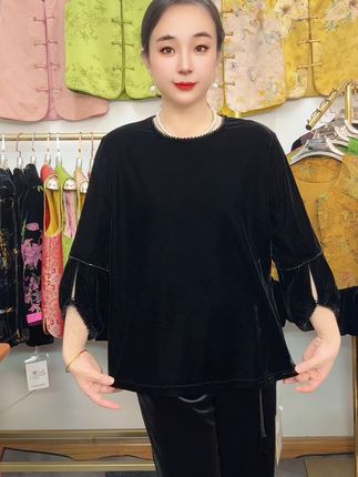 穿上这件真丝绒小衫,秋天也能美得高级! 姐妹们!秋冬季节必备的丝绒上衣~#秋季穿搭 #时尚妈妈装 #中老年女装 #妈妈秋装 #早秋穿搭三分钟出门不是梦