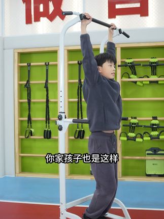 孩子练习单杠做不起来,找不到背部发力的点,都可以试试夺冠家的引体向上辅助器,循序渐进,大人小孩都可以用