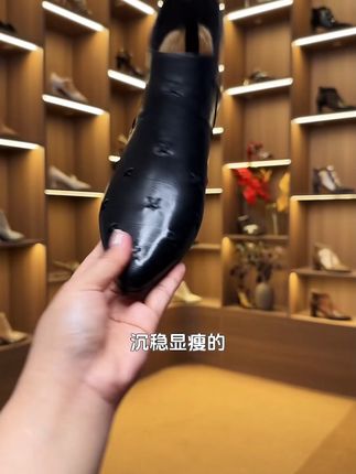 穿出时尚感,尖头短靴轻松驾驭,还不怕买错尺码! 姐妹们!这个冬天一定要给自己安排一双好鞋啊!!!这款鞋子真的太舒服了!而且有运费险!可以放心冲啦~#百搭鞋子#好穿又好搭#短靴#秋冬新款#秋冬穿搭新鲜感在线