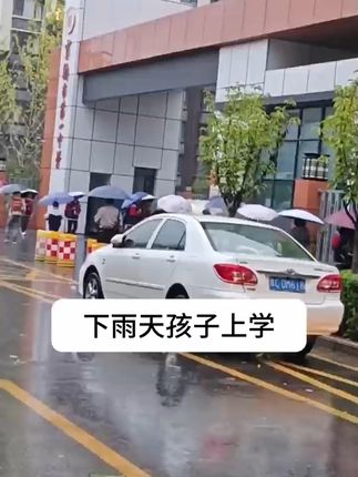 一次性雨鞋套 加厚防滑便携 雨天出门怕鞋湿?这款一次性雨鞋套超实用!加厚材质耐磨不易破,底部防滑不打滑,走路稳当。松紧束口贴合脚踝不漏水,折叠后小巧好带,穿脱快不费劲儿,通勤、买菜穿都合适~#雨鞋套 #雨鞋套推荐 #防水鞋套 #防水鞋套推荐 #一次性雨鞋套