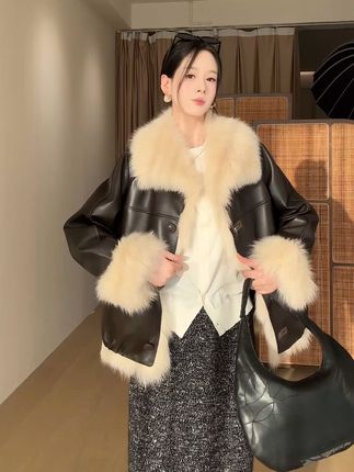 复古绵羊皮白鹅绒羽绒服,温暖你的整个冬天! 冬天怕冷又想时尚?这款外套帮你解决难题!#秋冬穿搭#羽绒服#保暖又好看#高品质羽绒服#秋冬穿搭大揭秘