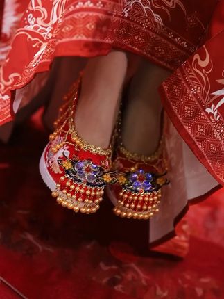 穿上它美翻全场!秀禾服婚鞋 #古风鞋 #婚鞋 #中式嫁衣 #凤冠霞帔 #绣花鞋