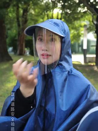 暴雨来袭,电动车也要时尚防雨! 下雨天骑车出门再也不怕了!这款雨具能有效防止雨水打湿衣服。#强烈推荐 #好物推荐 #电动车 #雨天出行 #电动车雨衣