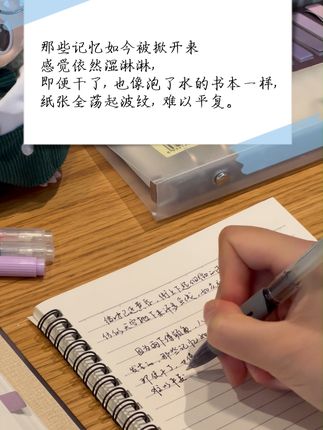 很久都没有看到这么熠熠生辉的群像了! 黎紫书以马来小城的“楼上楼”为中心,洞开马来西亚的华人世界,他们的爱恨、生死、出走、回归,无不沾染此时、此地的风俗与况味,《流俗地》中的故事非在这里发生不可,非如此不可。#流俗地 #黎紫书 #好书推荐 #无限回购的宝藏单品