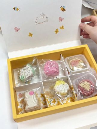 人,汪也想要过中秋,吃月饼!和你们团圆! 谁说中秋月饼只能两脚兽拥有?今年,kingdog宠物餐厅专为毛孩子研制了萌宠月饼!一盒6个,一次集齐不同口味!有选择纠结的家长们直接冲这个礼盒!给毛孩子一份专属的仪式感,和我们一起团团圆圆!#kingdog宠物餐厅 #kingdog宠物月饼 #宠物月饼 #宠物月饼礼盒 #狗子月饼