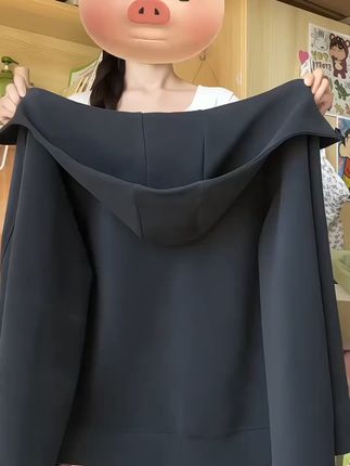 姐妹们,品牌正品!穿上这件卫衣,秋天也能轻松美搭! 姐妹们!秋冬穿啥?这款外套有运费险!不拍不会后悔!!!#ootd穿搭#卫衣#早秋穿搭#连帽卫衣#被秋日氛围感穿搭拿捏了