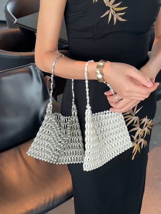 秋冬出行必备!这款珍珠手工包包太百搭了! 姐妹们一只等的这款包包来了、看着就喜欢!#手工串珠 #女包 #手工 #秋冬新款