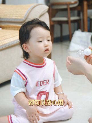 秋冬湿疹宝宝怕干痒?这支支装面霜涂完少抓挠 宝宝秋冬湿疹容易反复,一干就抓脸,抓得满脸红印!加州宝宝金盏花支装面霜帮了大忙 —— 纯植物配方无刺激,天然有机金盏花精华涂上去能快速舒缓痒感,减少宝宝抓挠,支装设计方便精准涂在湿疹处。冰激凌质地不摩擦皮肤,吸收后形成保湿膜,泛红很快就淡了。现在每次湿疹发作,挤一点涂在患处,宝宝抓脸次数少了,小肌肤慢慢好起来,秋冬也能少遭罪~#好物推荐🔥 #母婴好物 #宝妈推荐 #儿童面霜 #宝宝面霜