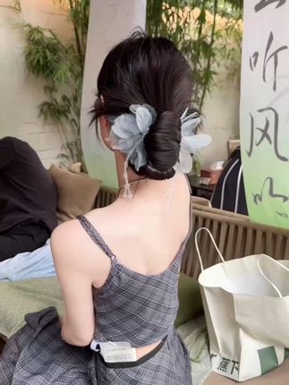 古风美发夹,轻松打造蓬松丸子头! 这假发确实是有点子东西啊!#美出高级感 #气质穿搭 #发型推荐 #抓夹造型 #鸡毛毽子头