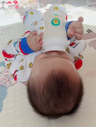 是谁发明的嘬口杯?成奶第二天死活不吃奶瓶, 买了这个杯子后喝一口气200毫升都不带喘气的,倒置不漏水,#母婴好物 #好物推荐 #水杯 #学饮杯