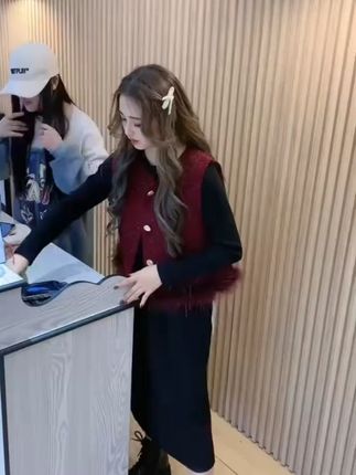 小个子女生的秋天穿搭秘籍 本店畅销产品,一套超好看,小香风鸵鸟毛高级又洋气#小个子穿搭#小香风套装 #小香风穿搭 #洋气上档次 #显瘦显高显气质