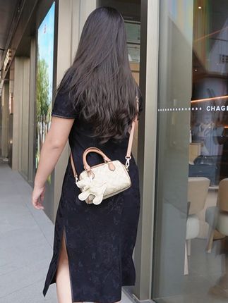 轻松出行!这款软质斜挎包还能免费退哦~ 姐妹们!这个包包真的太好看了吧!!!而且现在下单还有运费险哦~喜欢就赶紧冲啦~