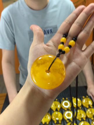 男女通用!这款平安扣吊坠太百搭了! 想戴有特色的饰品却没合适选择?这款挂件帮你解决!#挑战中式美学穿搭天花板 #虽然我长得一般但我穿搭不一般 #平安扣 #平安扣吊坠