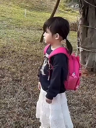 超轻草莓熊书包,宝贝上学不再喊累! 孩子上学总担心书包太重?这款减负好物帮你解决!#书包 #书包推荐 #书包挂件 #幼儿园书包 #草莓熊