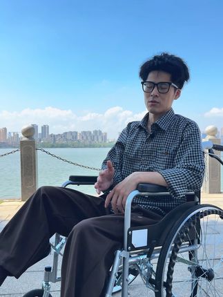 非常适合骨折瘫痪家人康养代步用的轮椅,实用可抬腿设计,还能折叠放进小轿车后备箱。#轮椅 #适老化产品 #代步车 #老年人