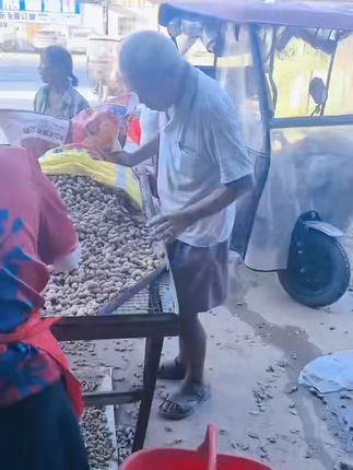 新鲜花生现挖原产地直邮,脆爽锁鲜一口一个! 今天又是一个忙碌的一天!精选粉皮湿花生,颗颗饱满粒粒精选#三农 #优质农产品 #新鲜采摘 #产地直发 #花生